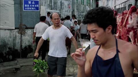 国产凌凌七受伤外国视频,跨国视频记录感人瞬间